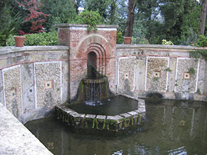 Vasca nel giardino di Villa Reale di Marlia, Capannori.