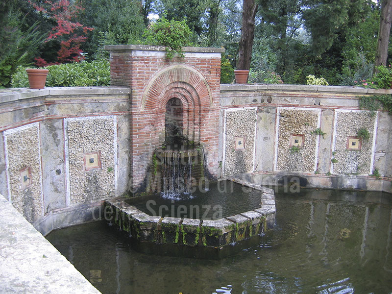 Basin in the garden of Villa Reale di Marlia, Capannori.