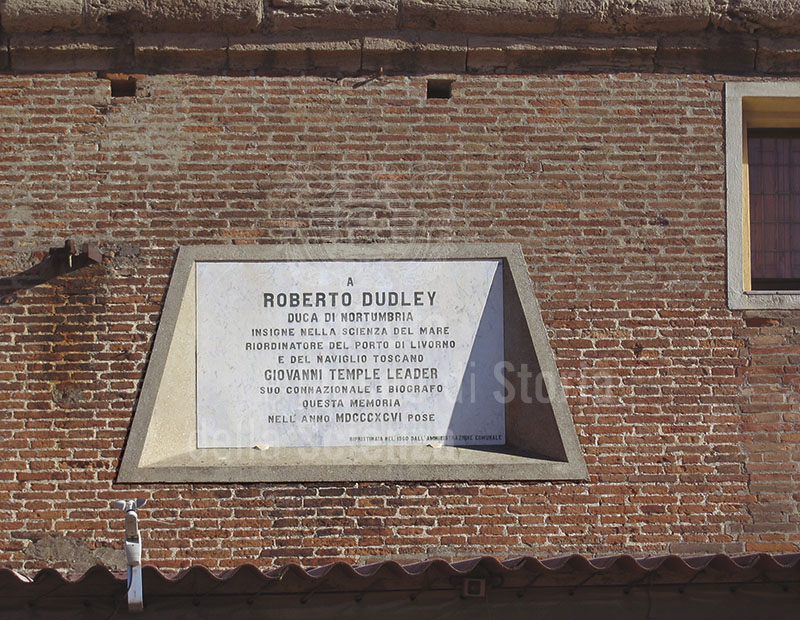Commemorative inscription of Robert Dudley opposite the port of Livorno.