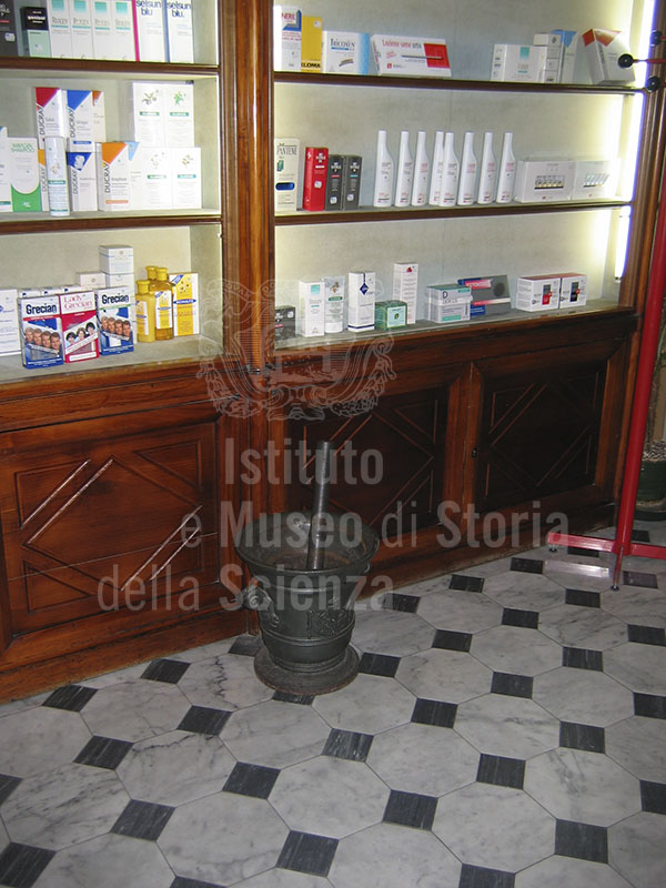 Antico mortaio con pestello della Farmacia Niccolini, Massa Marittima.