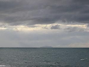 Isola di Gorgona vista dal lungomare di Livorno.