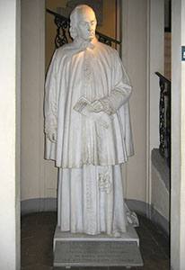 Statua del sacerdote volterrano Mario Guarnacci, Museo Etrusco Guarnacci, Volterra.