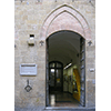 Ingresso della Biblioteca Guarnacci, Volterra.
