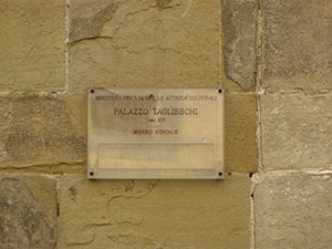 Targa all'ingresso del Museo Statale di Palazzo Taglieschi, Anghiari.
