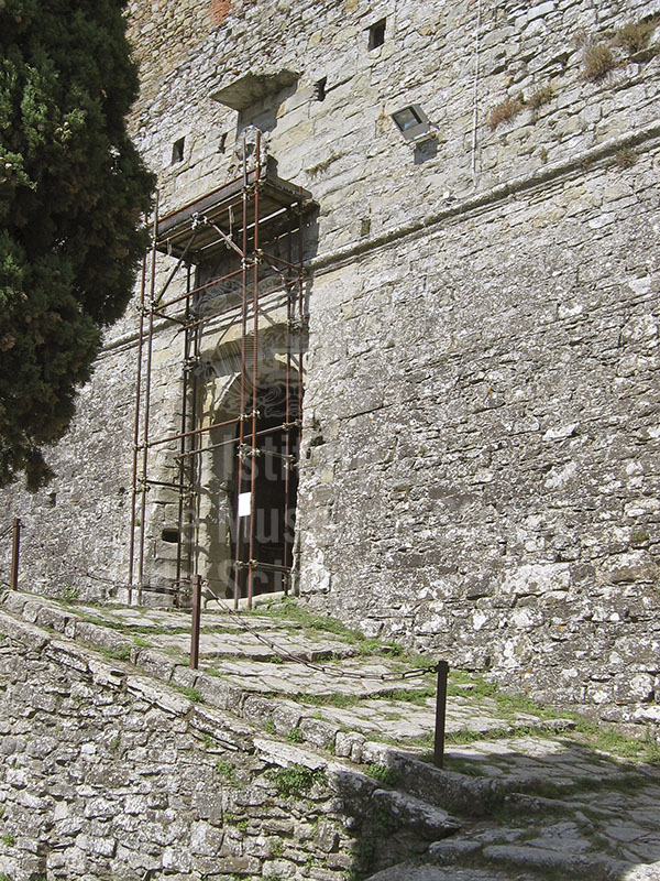 Restoration work on the outside of the Fortezza del Girifalco, Cortona.