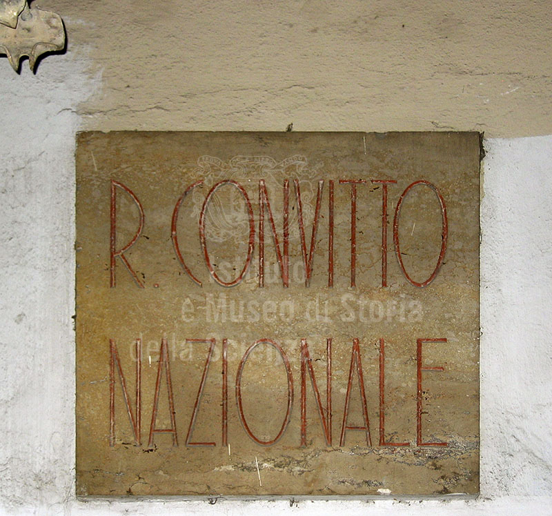 Antica iscrizione sulla facciata del Liceo Classico "Francesco Petrarca", Arezzo.