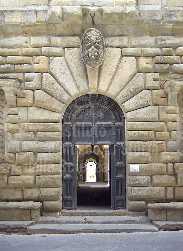 Portone d'ingresso del Palazzo di Monte, Monte San Savino.