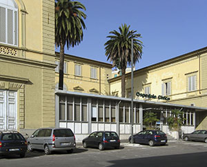 Esterno dell'Ospedale di Carrara.