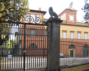 Decorazione sul cancello d'ingresso a Villa Mondeggi, Bagno a Ripoli.