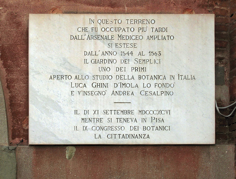 Lapide sulla facciata degli Arsenali Medicei, Pisa.