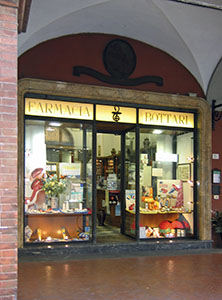 Esterno della Farmacia Bottari, Pisa.