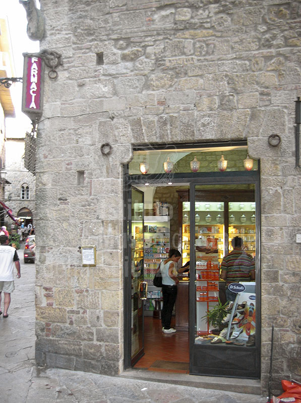Esterno dell'Antica Farmacia All'insegna della Porta All'arco - Mangano Venturi, Volterra.