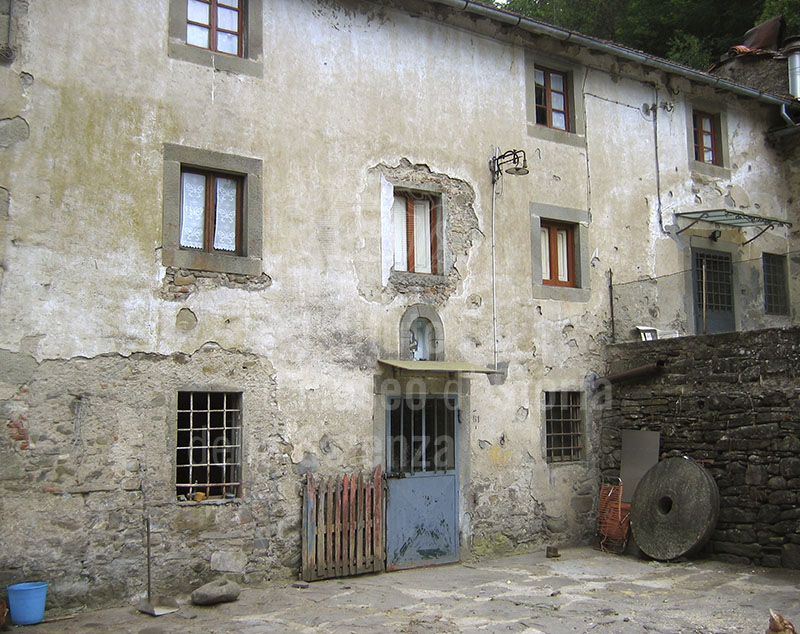 Esterno del Mulino del Rosso, Cantagallo.