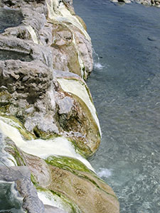 Cascatelle di acque termali nei Bagni di Petriolo, Monticiano.