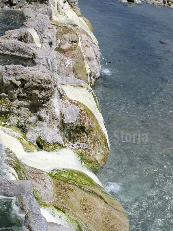 Cascatelle di acque termali nei Bagni di Petriolo, Monticiano.