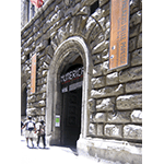 Ingresso del Palazzo delle Papesse, Siena.