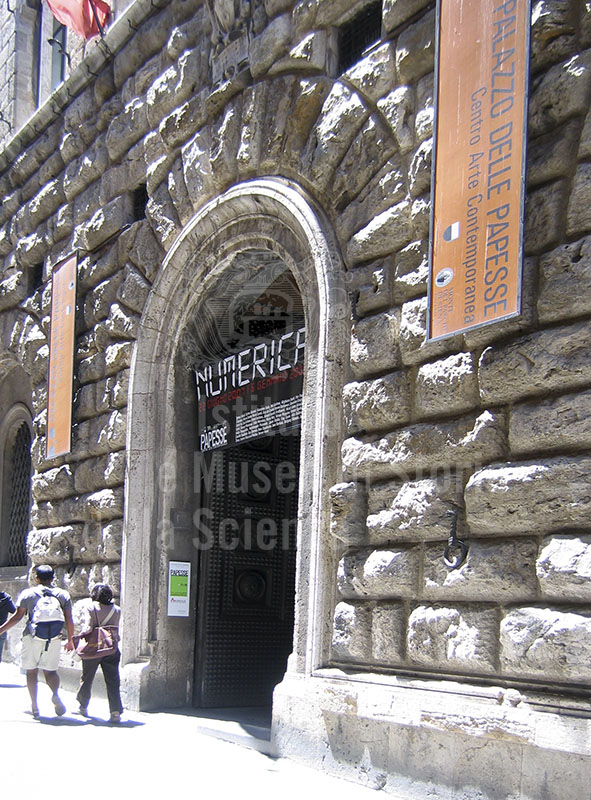 Ingresso del Palazzo delle Papesse, Siena.