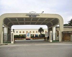 Ingresso dello stabilimento Saint Gobain, Pisa.