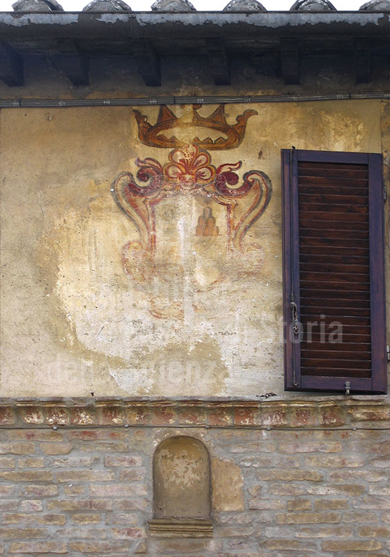 Stemma sulla facciata della Ex Manifattura Ceramica di San Quirico.