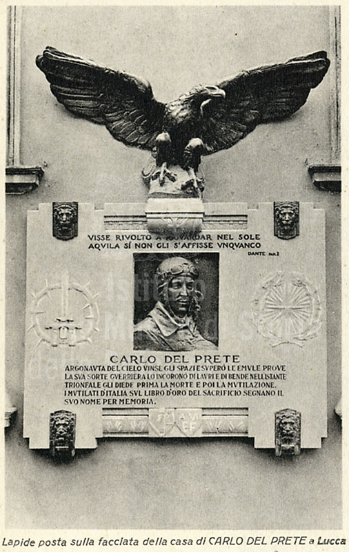 Cartolina storica raffigurante la lapide sulla facciata di Palazzo Del Prete, Lucca.
