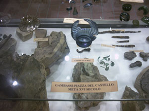 Reperti di piazza del Castello (met sec. XVI), Mostra permanente "La produzione vetraria a Gambassi", Gambassi Terme.