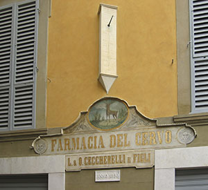 Decorazioni esterne dell'Antica Farmacia del Cervo, Arezzo.