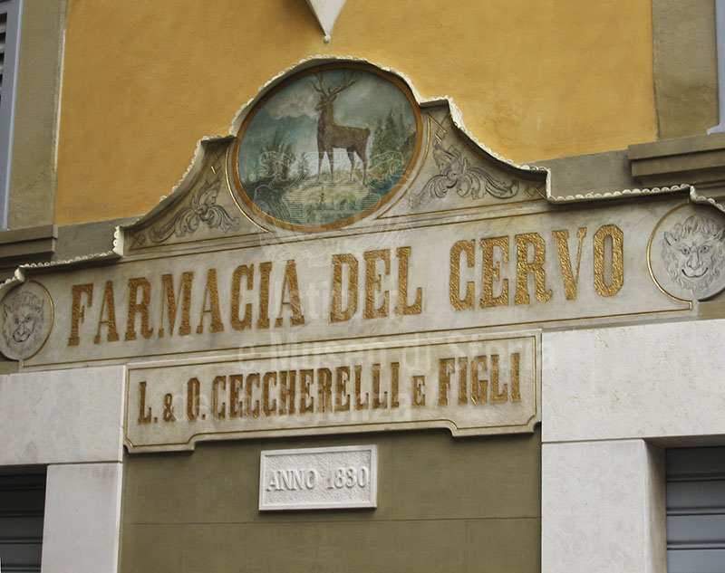 Decorazioni esterne dell'Antica Farmacia del Cervo, Arezzo.