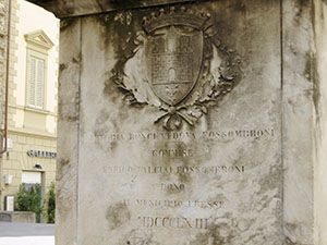 Iscrizione alla base della statua di Vittorio Fossombroni in piazza San francesco, Arezzo.