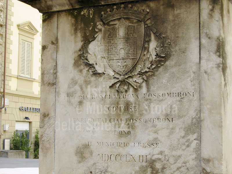 Iscrizione alla base della statua di Vittorio Fossombroni in piazza San francesco, Arezzo.