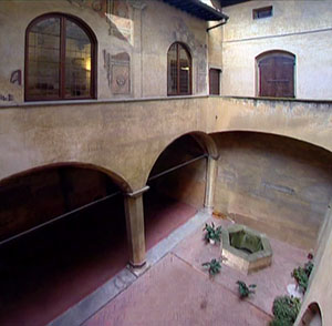 Courtyard with well in Palazzo Datini, Prato.