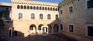 Cortile del Castello Malaspina, Massa.