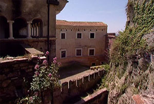 Cortile all'interno del Castello Malaspina, Massa.