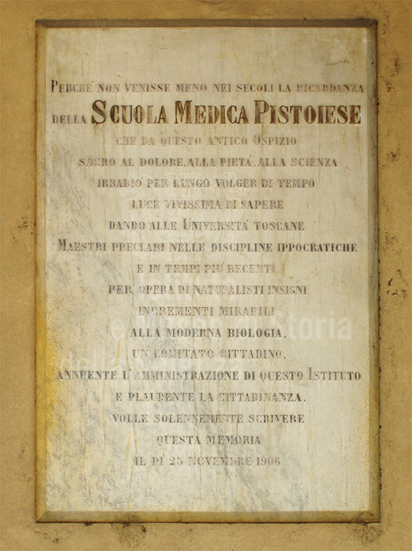 Lapide nel loggiato dello Spedale del Ceppo in ricordo dell'antica Scuola Medico-chirurgica, Pistoia.