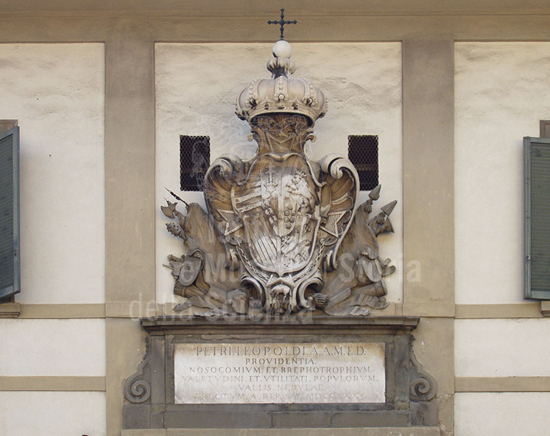 Stemma lorenese sulla facciata settecentesca dell'Ospedale dei Santi Cosma e Damiano, Pescia.