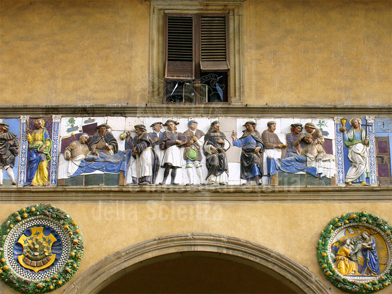 "Assistere gli infermi", fregio policromo robbiano sull'antica facciata dello Spedale del Ceppo, terracotta invetriata, Santi Buglioni, 1526-28, Pistoia.