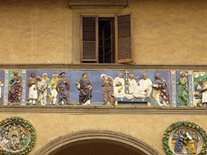 "Seppellire i morti", fregio policromo robbiano sull'antica facciata dello Spedale del Ceppo, terracotta invetriata, Santi Buglioni, 1526-28, Pistoia.