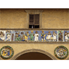 "Visitare i carcerati", fregio policromo robbiano sull'antica facciata dello Spedale del Ceppo, terracotta invetriata, Santi Buglioni, 1526-28, Pistoia.