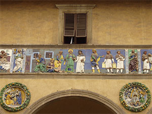 "Visitare i carcerati", fregio policromo robbiano sull'antica facciata dello Spedale del Ceppo, terracotta invetriata, Santi Buglioni, 1526-28, Pistoia.