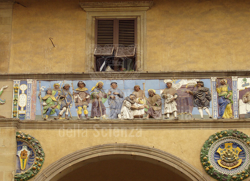 "Albergare i pellegrini", fregio policromo robbiano sull'antica facciata dello Spedale del Ceppo, terracotta invetriata, Santi Buglioni, 1526-28, Pistoia.
