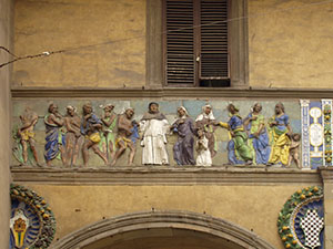 "Vestire gli ignudi e assistere le vedove", fregio policromo robbiano sull'antica facciata dello Spedale del Ceppo, terracotta invetriata, Santi Buglioni, 1526-28, Pistoia.