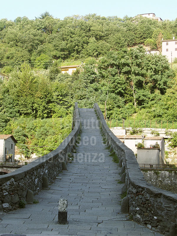 Ponte della Maddalena (detto "Ponte del Diavolo"), Borgo a Mozzano.