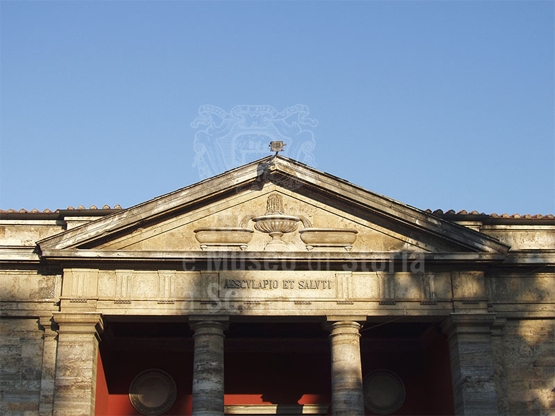 Frontone della facciata delle Terme Leopoldine, Montecatini Terme.