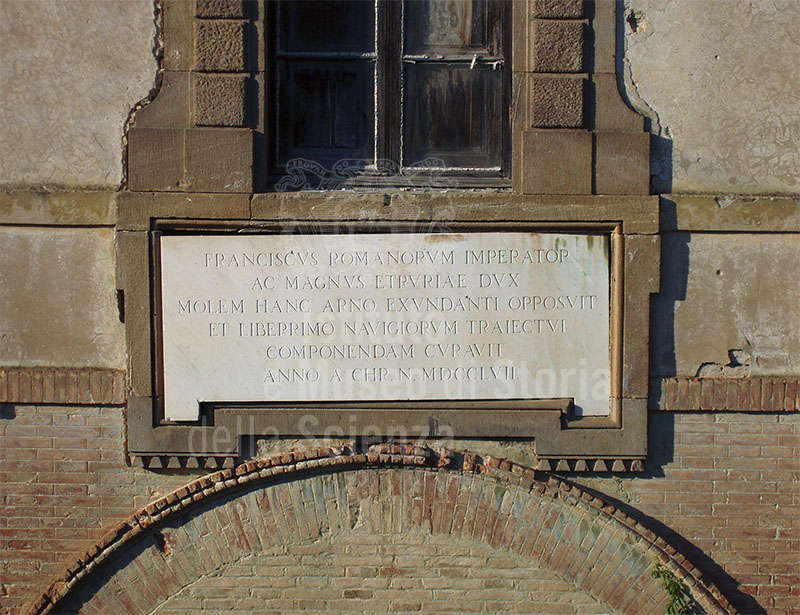 Commemorative inscription on the facade of the floodgates building by Leonardo Ximenes, locality of Riparotto, Vicopisano.
