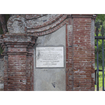 Lapide in ricordo di Felice Matteucci all'ingresso di Villa Montauti, loc. Vorno, Capannori.