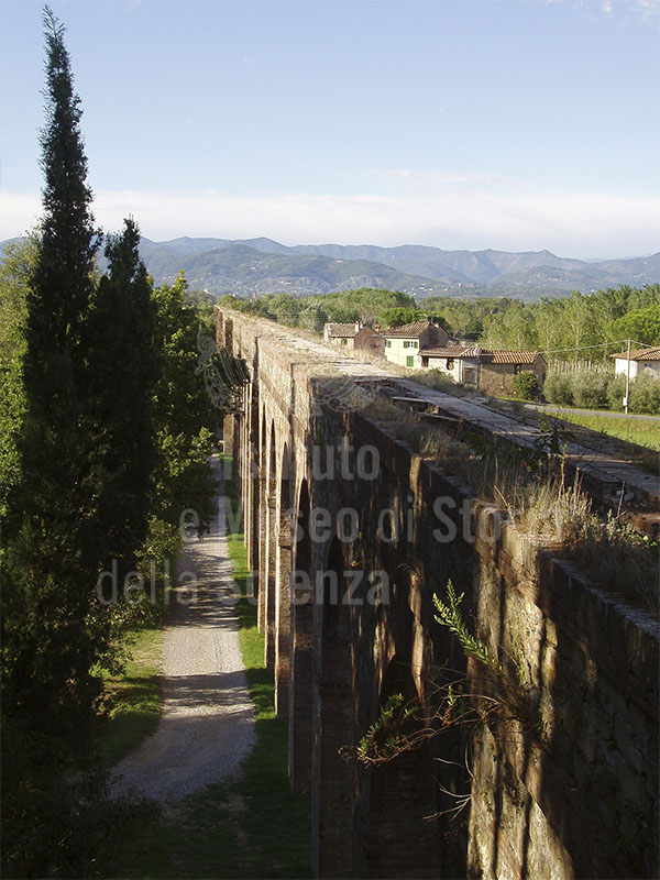 Vista verso Lucca della copertura dell'Acquedotto Nottolini, Guamo, Capannori.