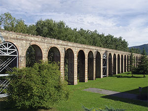 Gli archi dell'Acquedotto Nottolini presso l'autostrada A11, Lucca.