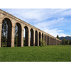 Gli archi dell'Acquedotto Nottolini con il contrafforte nella campagna lucchese, Lucca.