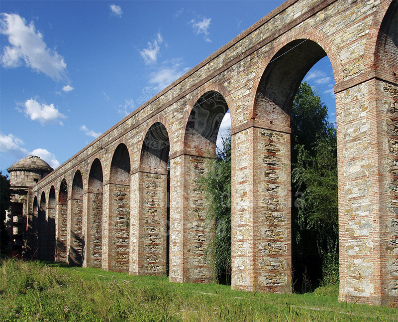 Gli archi dell'Acquedotto Nottolini presso il tempietto-cisterna di San Concordio, Lucca.