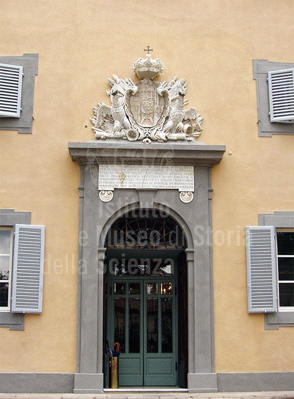 Iscrizione celebrativa del 1743 dei Bagni di Pisa con stemma imperiale, San Giuliano Terme.