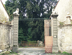 One of the entrances of the farm buildings of the former Villa Mazzarosa, Pontasserchio, San Giuliano Terme.